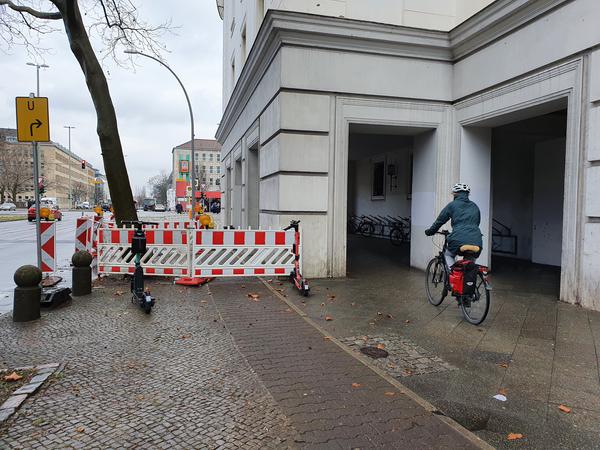 Am Fehrbelliner Platz gefährden Radfahrer beim Ausweichen die Fußgänger in der Kolonnade.