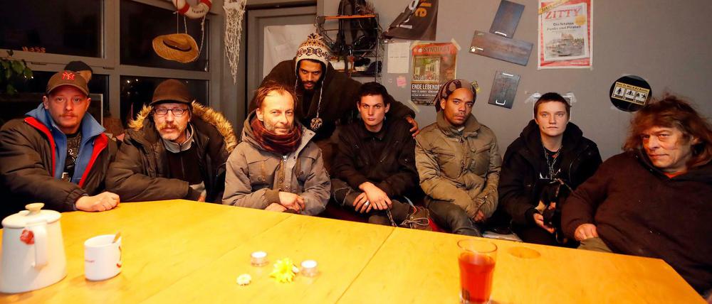 Obdachlose am Freibeuter Schiff in der Rummelsburger Bucht. Von links nach rechts: Micha alias Ampel, Micha alias Opa, Lui, Illi, Cassy, Trotzi, Wolfgang Ilg. 