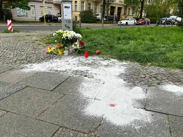 Der Tatort in Pankow, wo am Freitag eine sechsfache Mutter erstochen wurde.