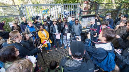 Aktivisten und Flüchtlinge sprechen am 21.10.2014 vor der Gerhart-Hauptmann-Schule in Berlin auf einer Pressekonferenz. 