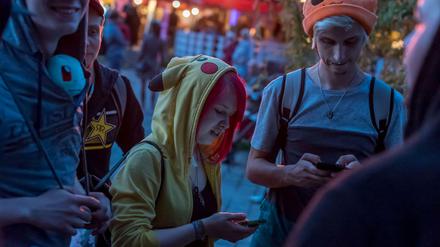 Quer durch den Park, gemeinsam, aber doch jeder für sich: Im Volkspark Friedrichshain trafen sich am Samstagabend viele Pokemon-Go-Fans.
