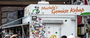 Touristenmagnet: Mustafa·s Gemüse Kebab am Kreuzberger Mehringdamm ist aus Reiseführern bekannt. Die Schlange ist lang - dabei gibt's nebenan ähnliche Speisen.