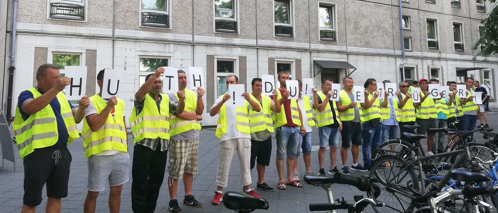 Mit der Parole "Huth du Betrüger!" protestierten Arbeiter gegen den Unternehmer Harald Huth.