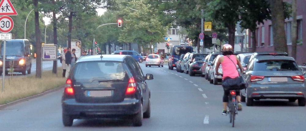 Noch ist die Brandenburgische Straße in weiten Teilen keine angenehme Route für Radler. Das soll sich ändern. 