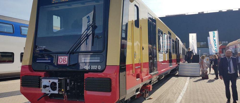 Ein ganzer Zug steht in Charlottenburg. Die nächste Etappe zur neuen S-Bahn ist geschafft.