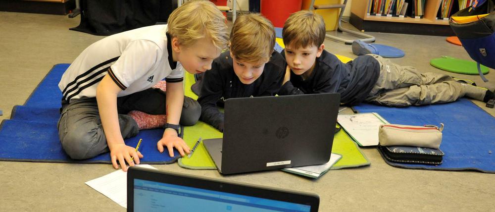 Viele Schulen helfen sich längst selbst beim Digitalausbau - wie etwa die IT-Vorzeigeschule am Koppenplatz in Mitte.