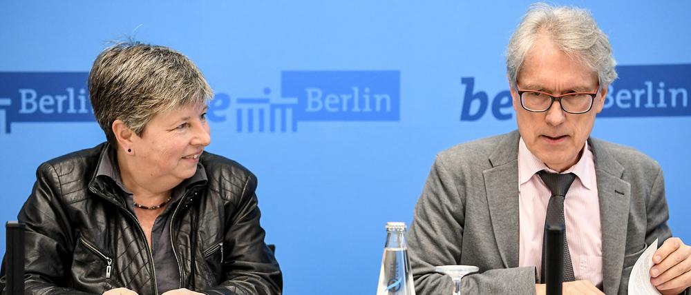 Katrin Lompscher (Die Linke), Senatorin für Stadtentwicklung und Wohnen in Berlin, und Matthias Kollatz (SPD), Berliner Finanzsenator, sitzen bei der Pressekonferenz des Berliner Senats über einen Aufbau von Grundstücksreserve für künftige Generationen. 