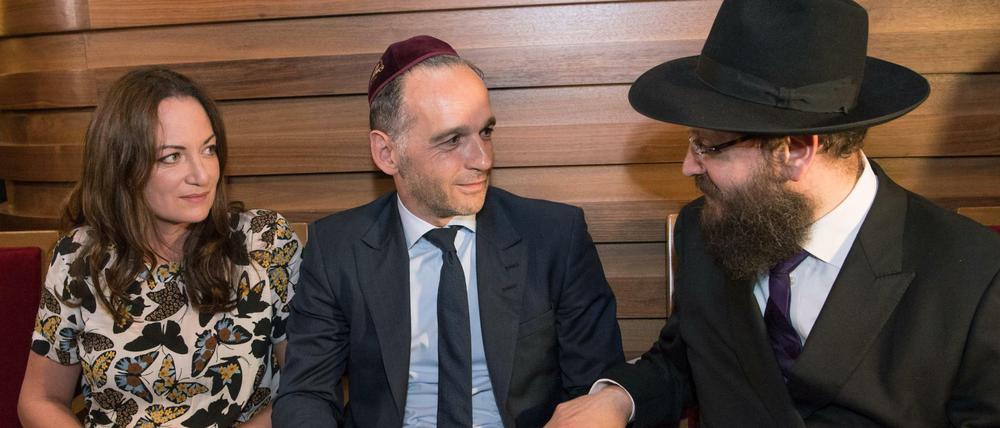 Bundesaußenminister Heiko Maas (SPD) und Rabbiner Yehuda Teichtal nahmen am Freitagabend an einem Solidaritätsgebet teil.