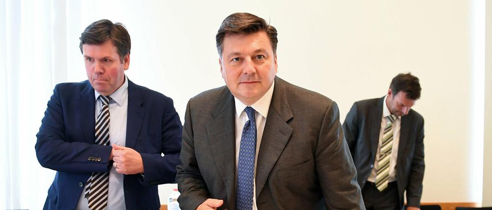 Der Berliner Innenstaatssekretär Torsten Akman (l:) und Innensenator Andreas Geisel (beide SPD).