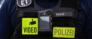 Film ab: So sehen die Bodycams aus, die die Polizisten jetzt an ihrer Uniform tragen werden. 