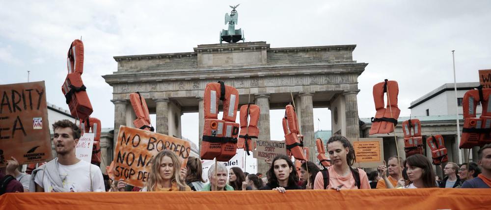 "Berlin zum sicheren Hafen" fordern die Demonstranten. 