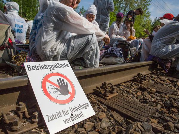 Aktivisten des Protestbündnisses "Ende Gelände" halten auf den Bahngleisen zum Vattenfall Kraftwerk in Welzow (Brandenburg) eine Lagebesprechung ab. 