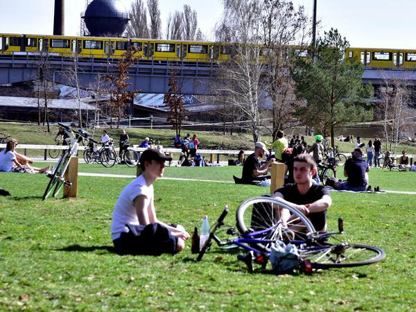In kleinen Kreisen: Berliner:innen genießen die Sonne im Gleisdreieckpark.
