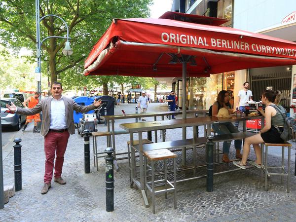 Wo ist das Problem? Mathias Wolf (links) versteht nicht, was das Ordnungsamt gegen seine Tische in der Rankestraße hat.