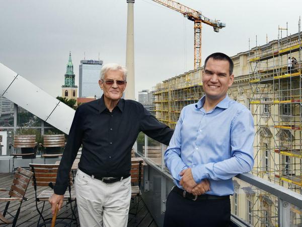 Schlossherren:Ehrenamtler Volker Münch (links) und Marc Schnurbus, der Ausstellungsbetreuer. 