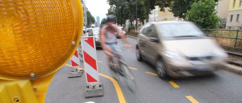 Berlin, Greifswalder Strasse: Baustellen engen den Fahrradverkehr stark ein. 