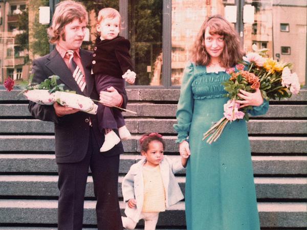 Ihre Hochzeit 1975. Damals kam die Kindergartengruppe traditionell mit zum Standesamt.