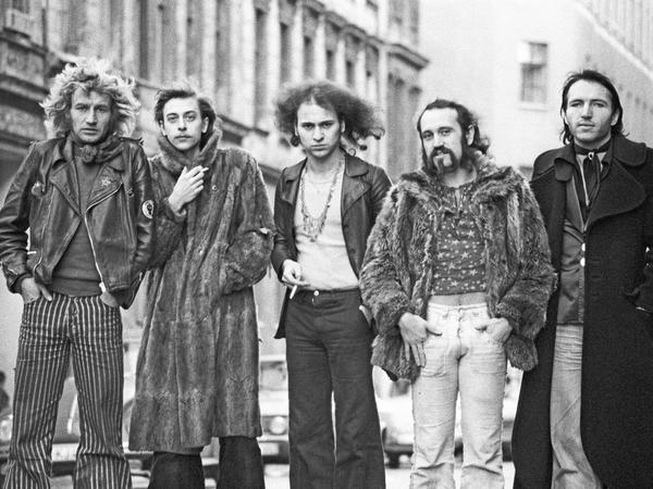 Nach uns Besetzung. 1973 waren Ton Steine Scherben mit Rio Reiser (2. v. li.) und Lanrue (Mitte) die wildeste Rockband des Landes. Sie war mit Hendrix aufgetreten und mit MC5. 