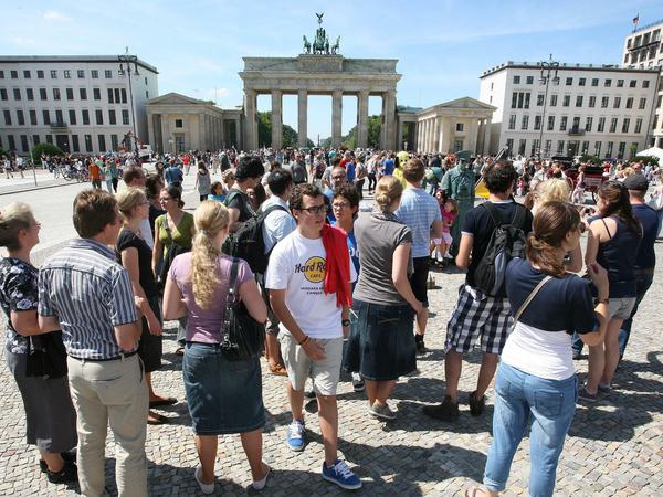 Es wird eng. Touristen bringen Berlin viel Geld - aber sie gefährden auch das Gleichgewicht der Stadt.