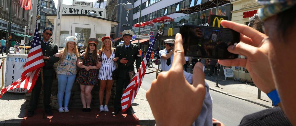 Die Schauspieler, die am Wachhäuschen des Checkpoint Charlie US-Soldaten darstellen, sind eine Attraktion für Touristen.