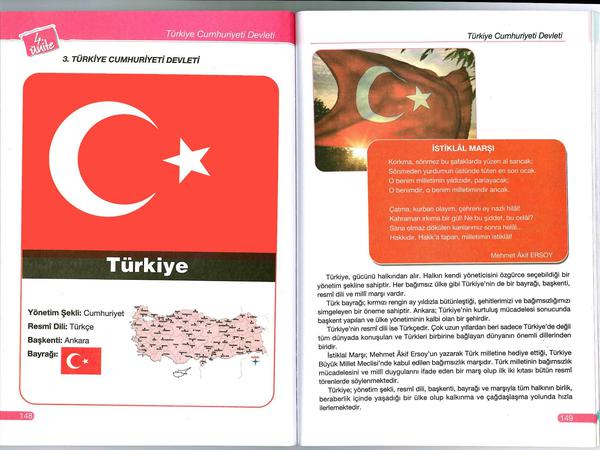 Alle Schulbücher im türkischen Konsulatsunterricht sind vielfach mit der Nationalflagge geschmückt.