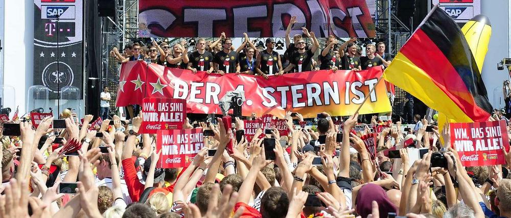 "Wir sind alle Weltmeister" - Die deutsche Nationalmannschaft feiert gemeinsam mit den Fans auf der Fanmeile am Brandenburger Tor. 