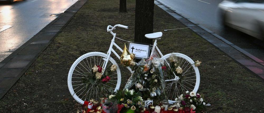In Berlin erinnern "Ghost Bikes" an jene Radfahrer, die im Straßenverkehr umgekommen sind. 