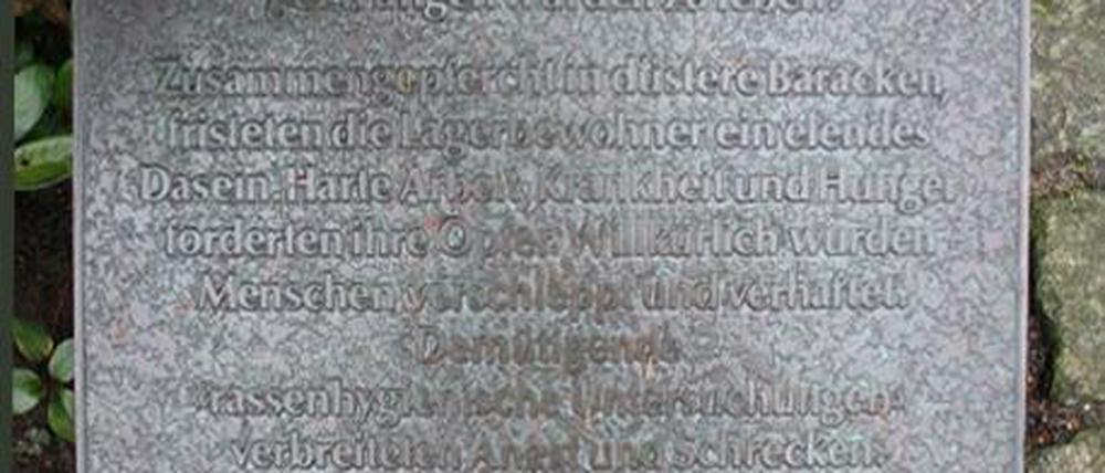 Die  drei Gedenktafeln für das ehemalige Zwangslager der Sinti und Roma befinden sich auf dem Parkfriedhof Marzahn am Wiesenburger Weg 10. Diese Tafel ist von 1991. 