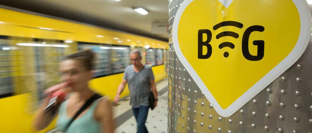 BVG-Mitarbeiter sorgen sich um die U-Bahn. 