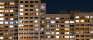 24.11.2020, Berlin: In einem Hochhaus in Lichtenberg sind einige Fenster beleuchtet. Die zweite Phase des Mietendeckel-Gesetzes ist in Kraft getreten, seit dem 23. November sind überhöhte Mieten nicht mehr erlaubt und müssen abgesenkt werden. Foto: Christophe Gateau/dpa +++ dpa-Bildfunk +++