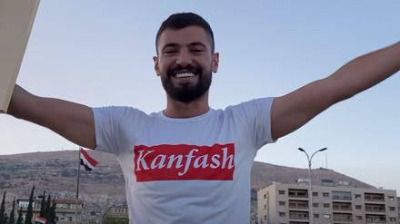Fayez Kanfash feiert im Juli 2021 in Damaskus seine Followerzahl.