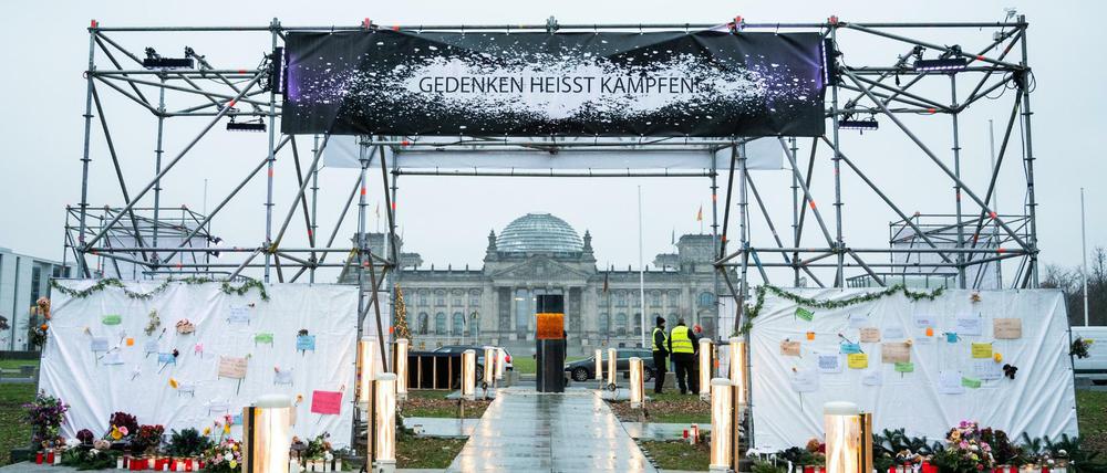Eine Säule, in die Asche von NS-Opfern eingegossen worden sein soll, steht vor dem Reichstag.