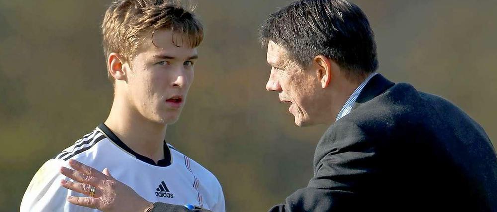 Christian Ziege als DFB-Juniorentrainer im Gespräch mit dem Nachwuchs