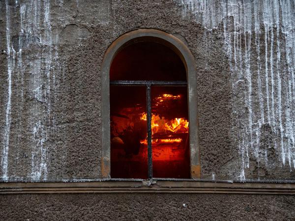 Flammen sind im Inneren des Gesellschaftshauses an der Regattastraße in Grünau zu sehen.