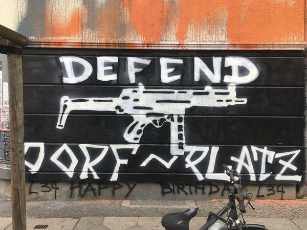 Den "Dorfplatz" verteidigen - auch gewaltsam? Ein Graffito an einer Hauswand gegenüber der Liebigstraße 34.