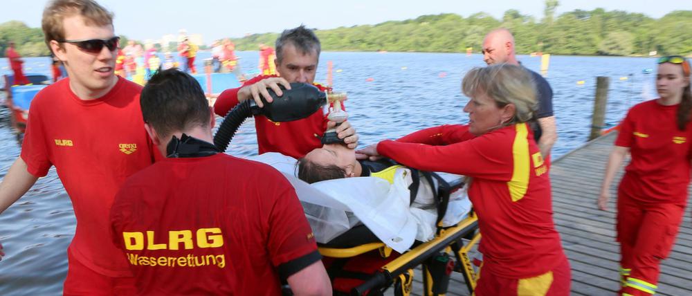 Zum Glück nur eine Übung. DLRG-Schwimmer im Einsatz am Templiner See in Potsdam.
