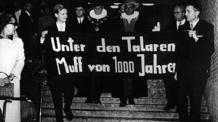"Unter den Talaren Muff von 1000 Jahren" ist zu lesen auf einem Spruchband 1967 zu lesen. In einer Protestaktion forderten Studenten während des Rektorenwechsels lautstark in Sprechchören die Beschleunigung der Hochschulreform.