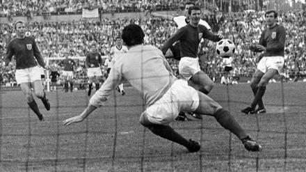 Franz Beckenbauer schoß das entscheidende Tor gegen Englands Torwart Gordon Banks.