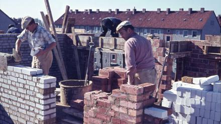 Berlin wächst und wirbt um Arbeitskräfte - auch aus Westdeutschland. Wohnungsbau in den 60er Jahren.