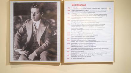 Gedenktafel für Max Reinhardt im Foyer des Deutschen Theaters