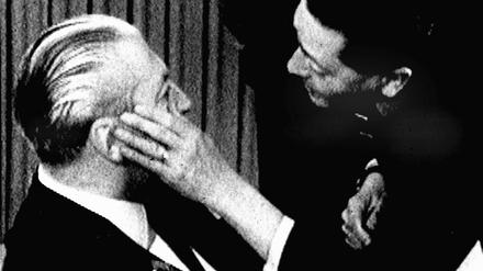 Bundeskanzler Kurt Georg Kiesinger (linke Seite) läßt sein verletztes Auge untersuchen. Aufgenommen am 7. November 1968 beim Bundesparteitag der CDU in der Berliner Kongresshalle, nachdem er von der 29jährigen Beate Klarsfeld geohrfeigt wurde. 
