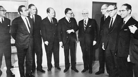Die Mitglieder des "Zehnerklub" vor der Konferenz zur Lösung der Währungskrise im November 1968. Diese "Zehnergruppe" bestand aus den Finanzministern und Notenbankgouverneuren von Japan, Frankreich, Belgien, Schweden, Bundesrepublik Deutschland, USA, Niederlande, Großbritannien, Italien und Kanada (von links). Sie wurde 1962 gegründet als eine Allgemeine Kreditvereinbarung mit dem IWF, um sich gegenseitig bei Zahlungsbilanzproblemen zu helfen. 