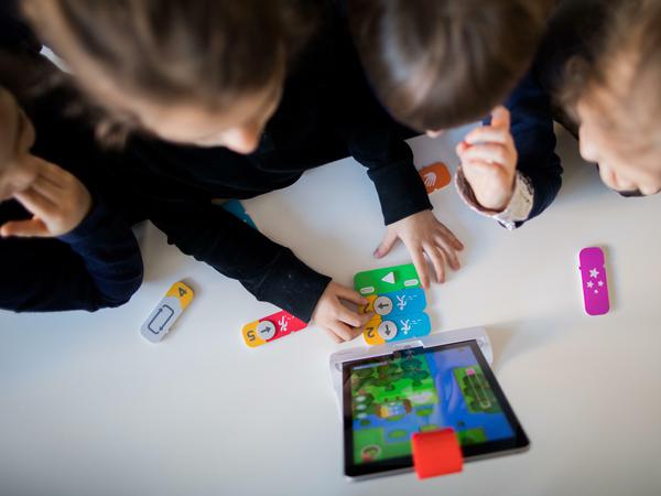 Nicht einfach nur rumdaddeln. Mit dem iPad können Kinder spielerisch Coden lernen.