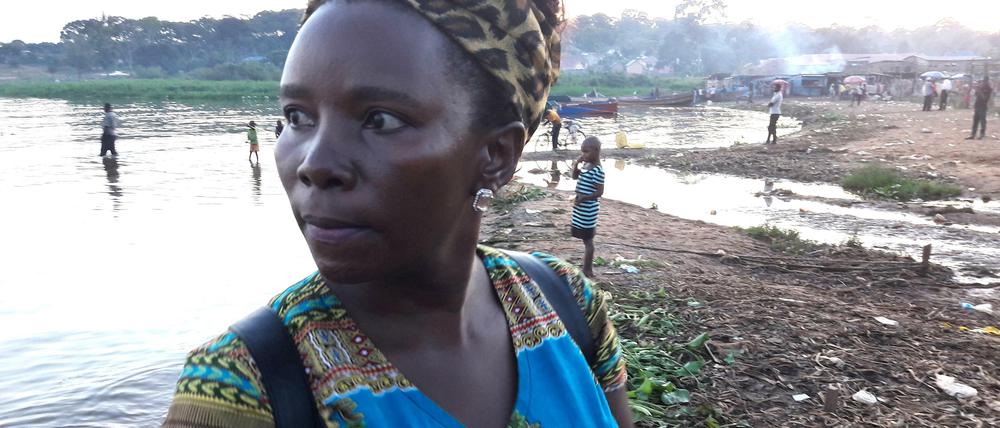 Margaret Nakato am Ufer des Fischerdorfs Katosi. Das Wasser macht die Bewohner krank, für viele ist es trotzdem unverzichtbar.
