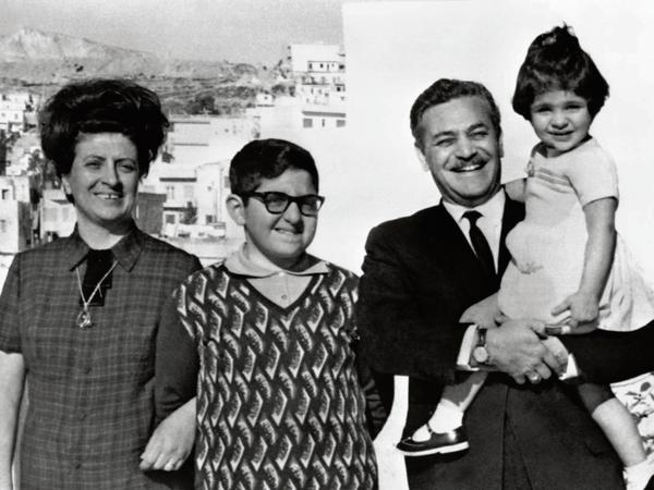 Glezos mit seiner Familie im Jahr 1967.