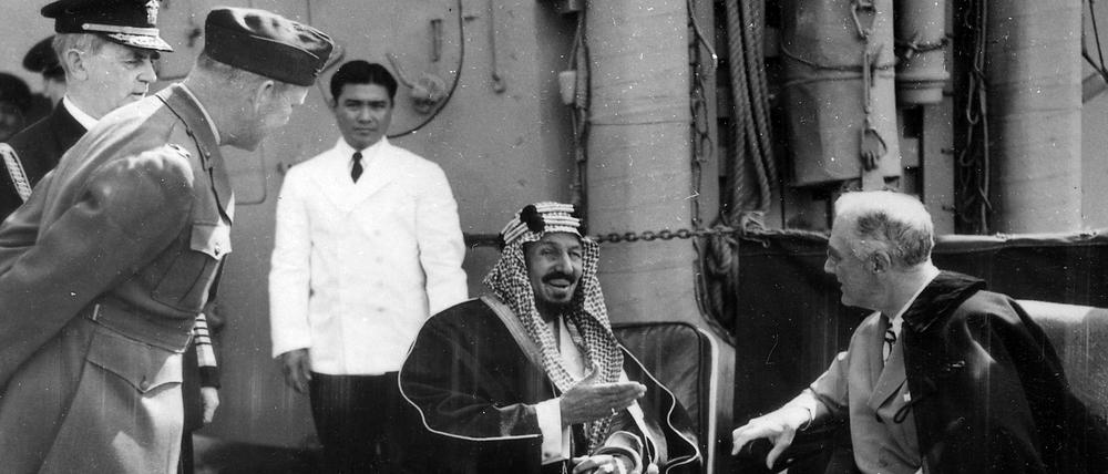 Partner. US-Präsident Franklin Roosevelt und König ibn Saud im Jahr 1945. Die USA setzen auf Saudi-Arabien als Rohstofflieferant. 