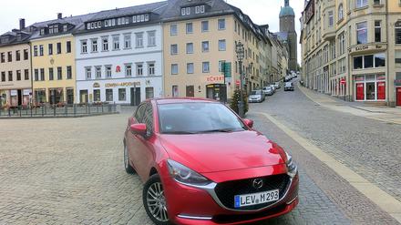 Neue Farben, frischer Look und größerer Kühlergrill - der Mazda2 auf dem Markt in Annaberg.