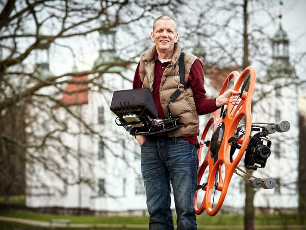 Heiner Müller-Elsner mit seiner Drohne „Aibotix“. 