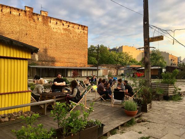 Auf dem Parkplatz des Rózycki-Markts breitet sich im Sommer abends ein Biergarten aus: die Praska-Bar.