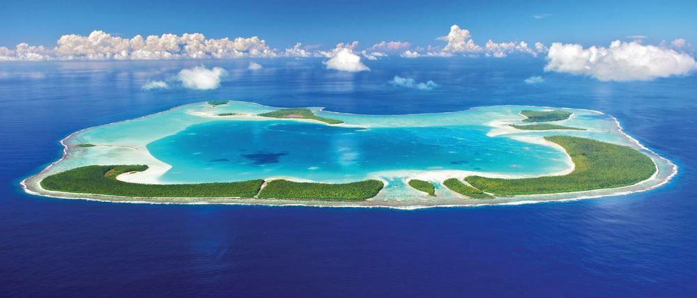 Tetiaroa ist ein Südsee-Atoll mit zwölf kleinen Inseln, sogenannten Motus. Auf der kleinen am rechten Ende befindet sich das Resort "The Brando".